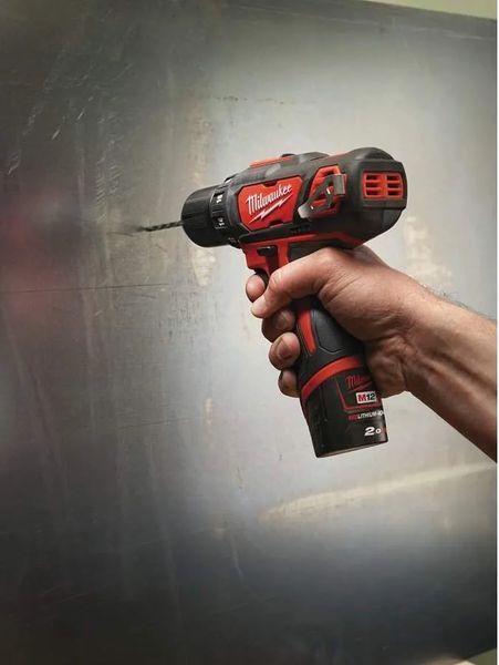 Потужний дрель-шуруповерт Milwaukee M12 BDD-202C : АКБ 12V, 2 Аh, 30 Нм, 2 акума + зарядне + кейс 4933441915 VSE M12BDD-202C VSE фото