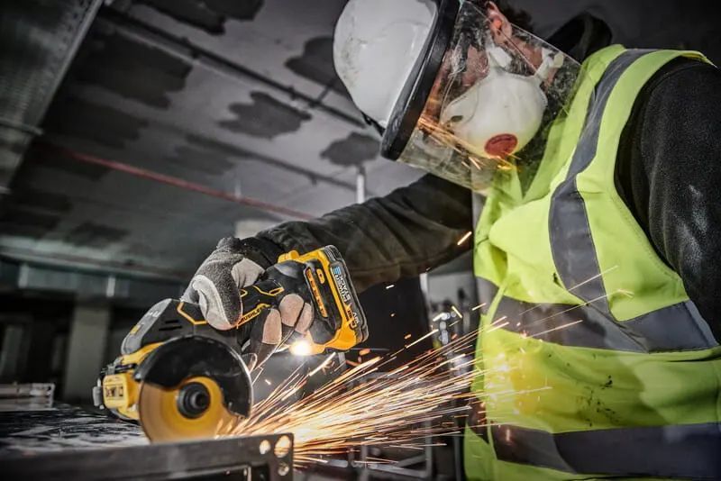 Пила дискова аккумуляторна безщіткова компактна DeWALT DCS438N: без АКБ, диск 76мм, 20000 об/хв (DCS438N) DCS438N фото