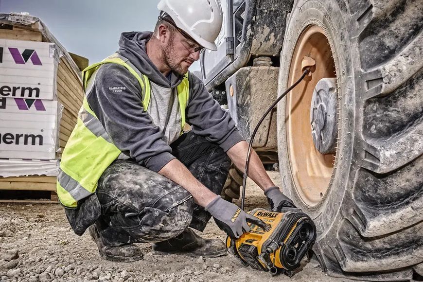 Профессиональный компрессор воздушный аккумуляторный DeWALT DCC018N: без АКБ, 11бар (DCC018N) DCC018N фото